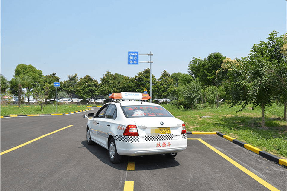 课程内容 1,场地多:在全成都东南西北都有场地,学员可以就近选择练车