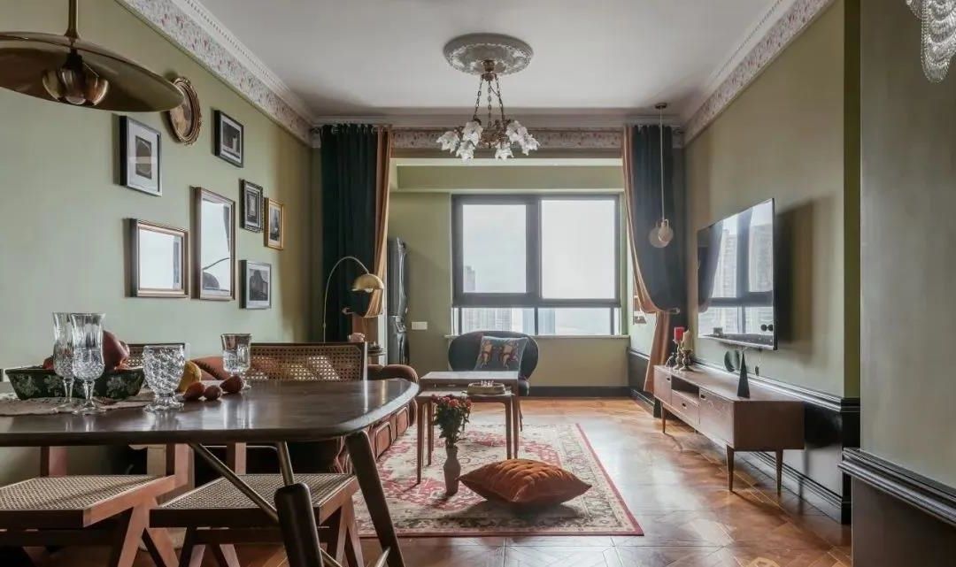 轻复古风装修案例,古铜元素轻奢显质感,卧室自带衣帽间