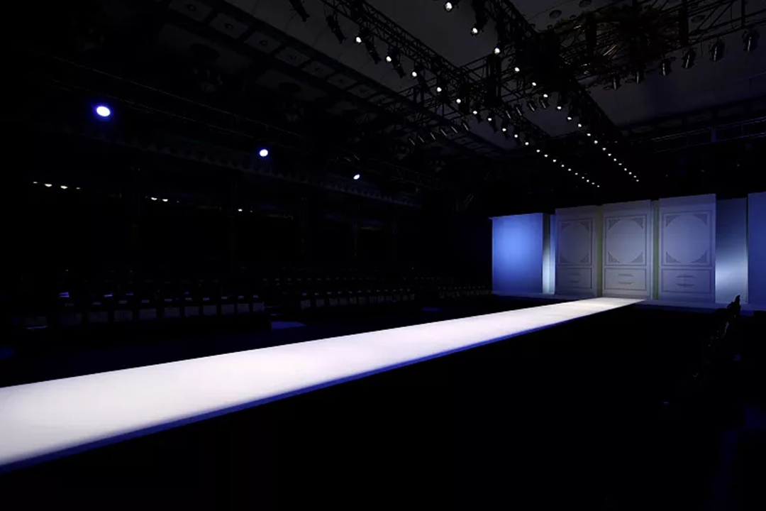 初学者怎样学模特步