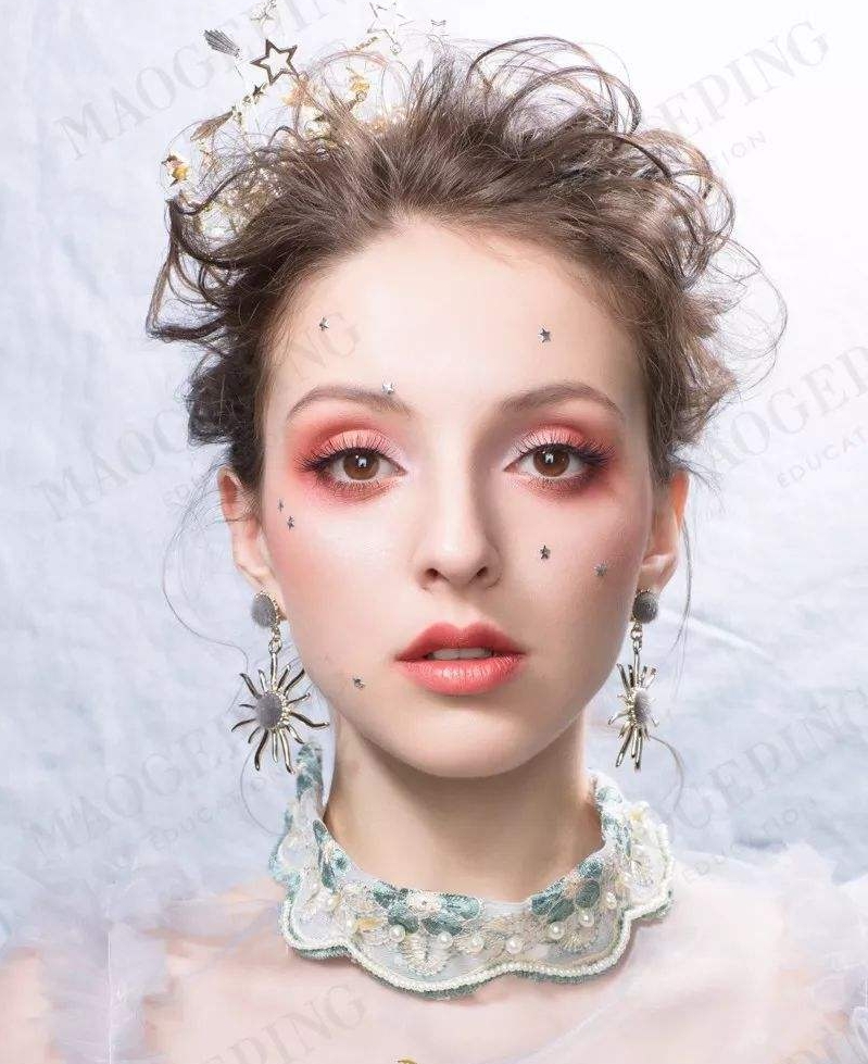 课程概述: 本课程是一门初级化妆入门课程,包括基础彩妆化妆,彩妆