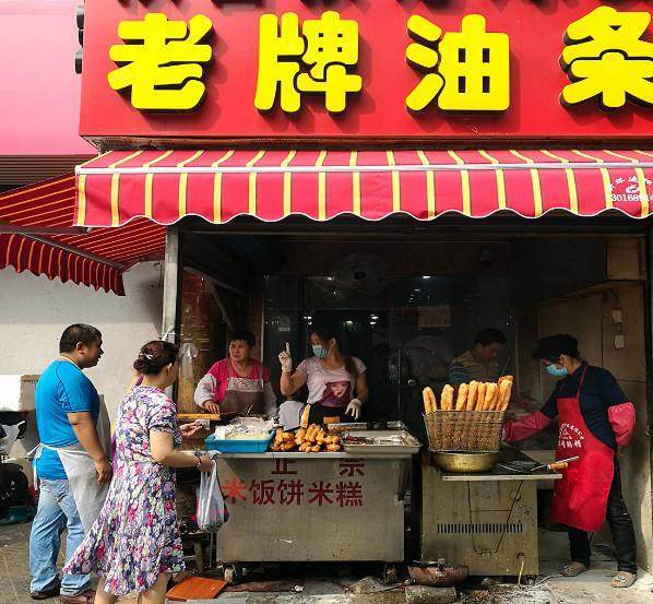 我是退休工人通过别人介绍在厨掌柜学的油条早点 杨老师手把手教会我