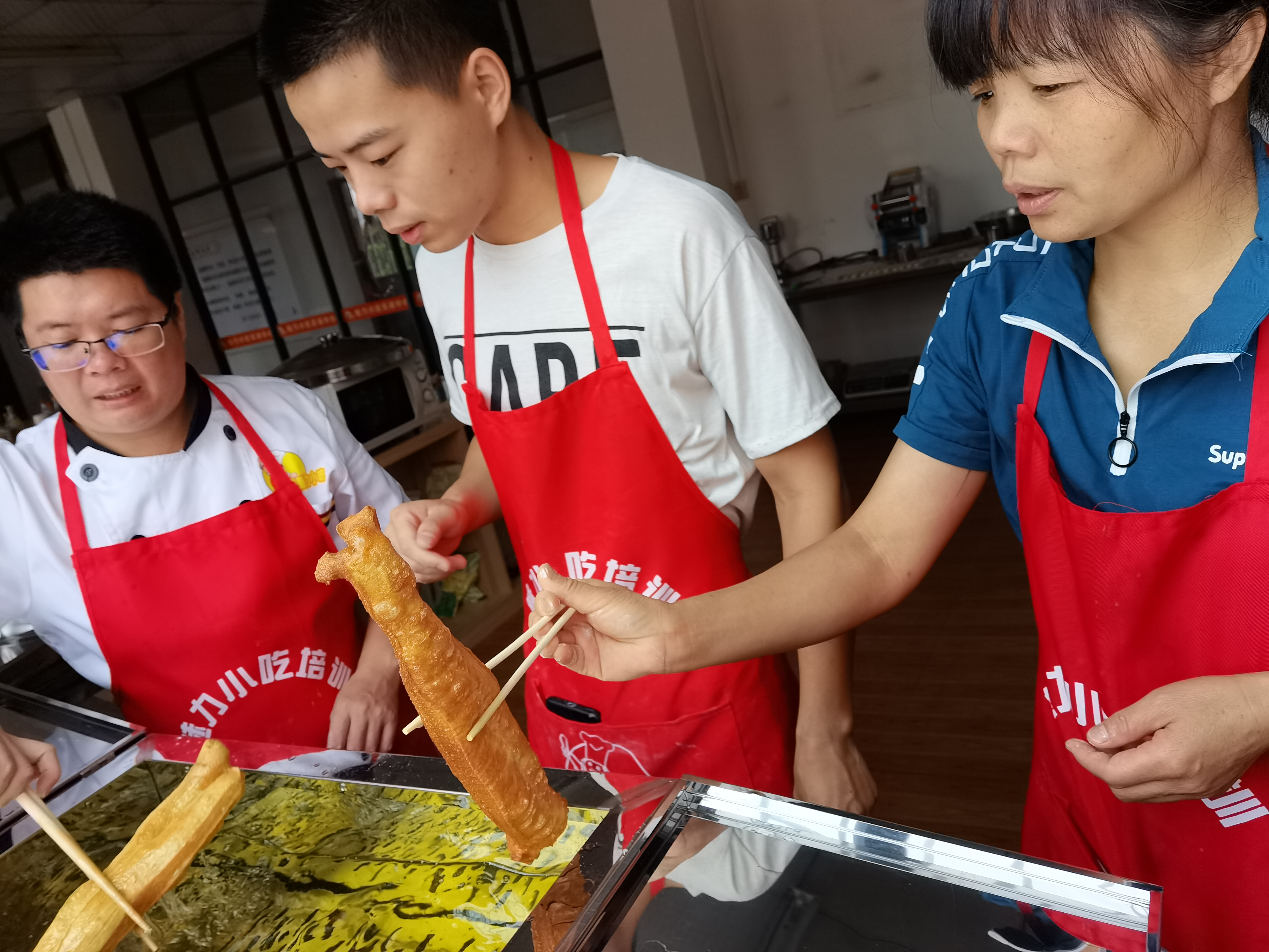 魅力小吃真的还不错,老师教的都很认真,秘方做出来的油条每个都金灿灿