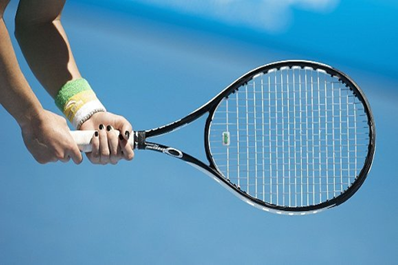 【握拍方法,挥拍路线】正确的握拍方法是学好网球的基础,无论是东方式