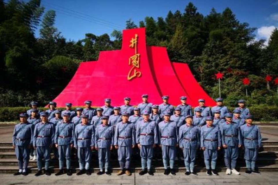 創建了中國第一個農村革命根據地,開闢了