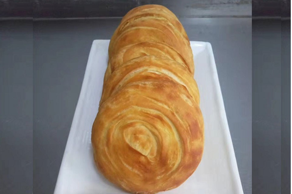 因为四周都拉的很薄啊)这样才能使表面酥脆,然后在上面抹上芝麻油酥