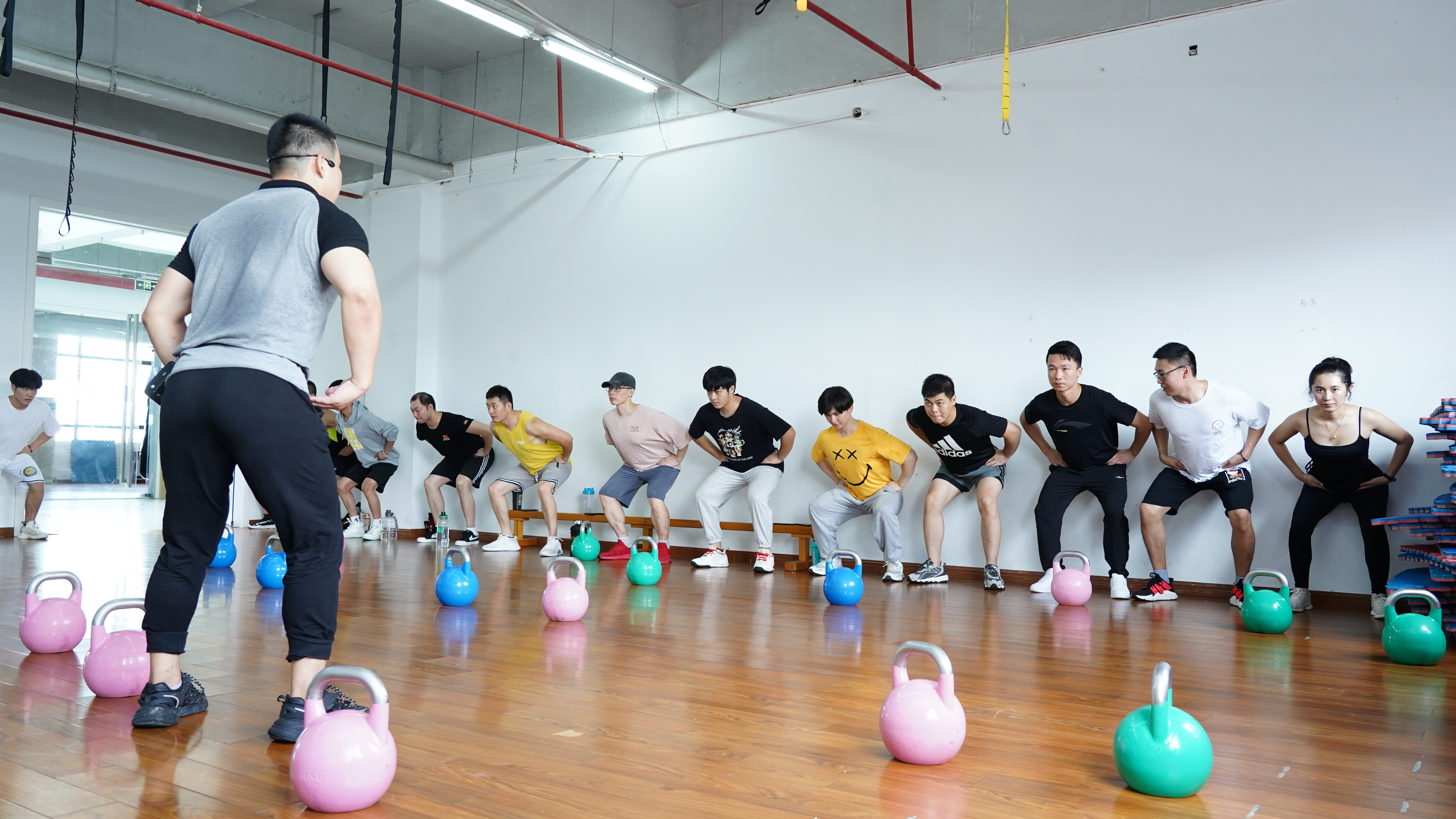 新,有操练室,各种课都有,可以冲热水澡,服务人员也很热情,教练很专业