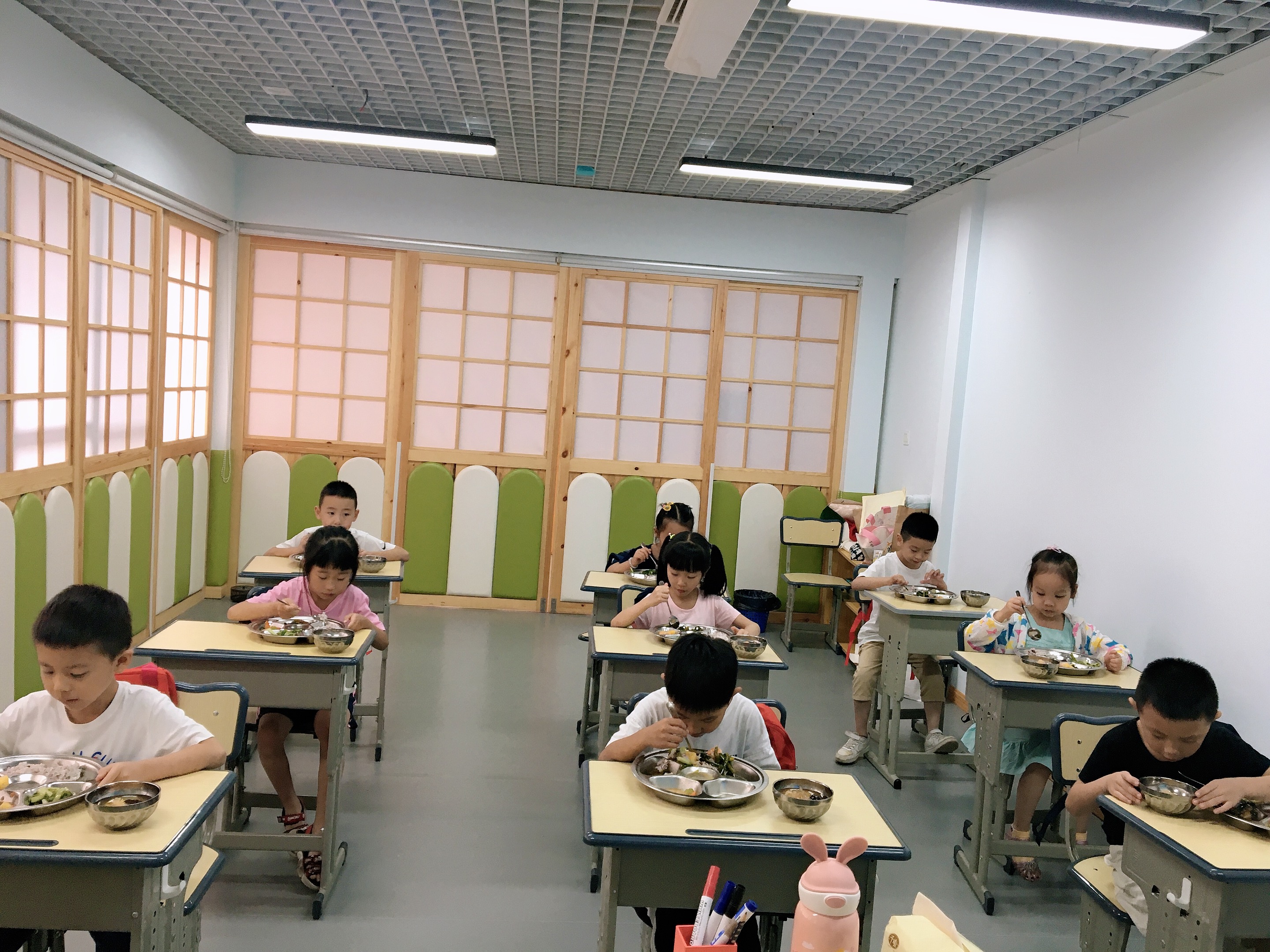 孩子下学期要上一年级了,据身边以上小学的朋友经验,小学一年级是个